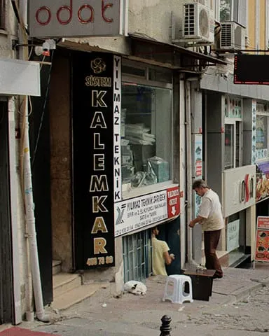 Çemberlitaş Evkaf Sokak, atölyenin sokak kapısı ve tabelası