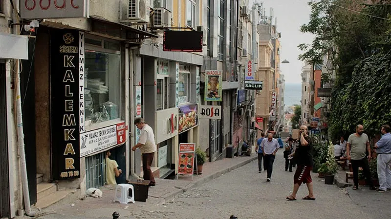 Evkaf Sokak, Yapı Han girişi ve sokaktan görünen Sistem Kalemkar tabelası